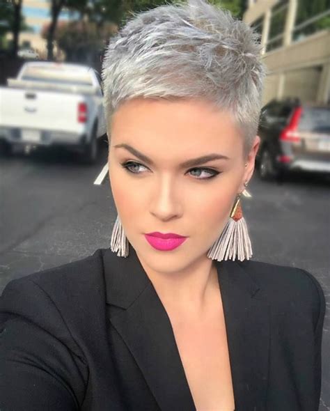 coupe ultra courte femme cheveux gris|Coupe courte sur cheveux gris : 30 coiffures tendances en 2024